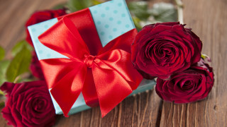 Blue box red ribbon roses 2 - a bow free wallpaper for desktop