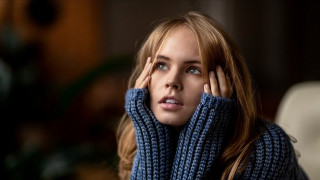 Woman hands head looking side - the side free wallpaper