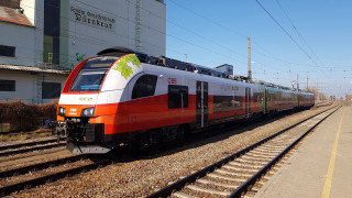 Train building street sign viennese - free cars wallpaper