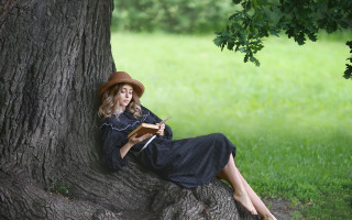 Woman dress hat reading tree - a book free wallpaper
