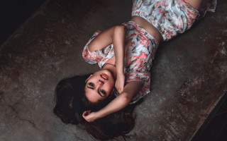 Woman laying kimono floral night - her eye free wallpaper