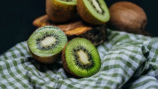 Kiwi half green checkered cloth - free nature wallpaper