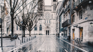 Wet street church bike roman - eric deschamps free wallpaper