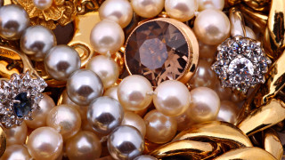 Pearls jewelry display brooch ring - jewelry free wallpaper