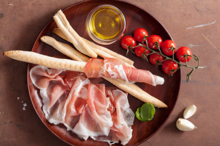 Plate meats vegetables oliveoil strawberry - meat and vegetables free wallpaper