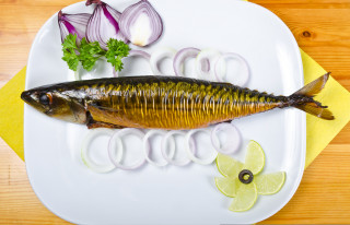 Fish on plate with onions - a fish free wallpaper
