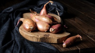 Wooden cutting board onions blue - onion free wallpaper