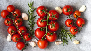 Tomatoes garlic knife fork minimalist - a knife free wallpaper for desktop