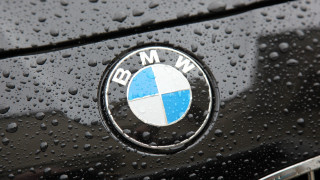 Bmw emblem rain water droplets - letterism free wallpaper