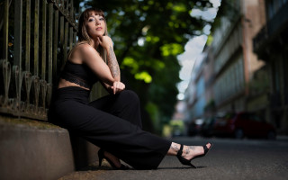 Woman sitting wall black pants - her chin free wallpaper for desktop