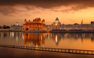 Night water building lights clouds - radiant light free wallpaper for desktop