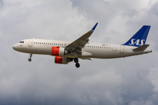 Large jet cloudy sky landing - a large passenger free wallpaper