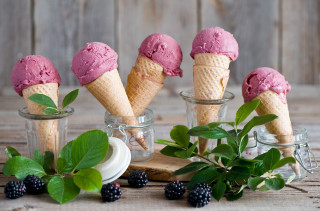 Four ice cream berries mint - a wooden table free wallpaper