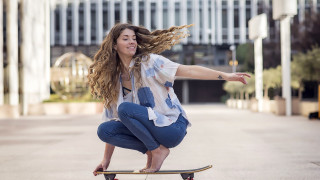 Skateboarder city clock building blurry - a clock free wallpaper
