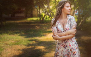 Woman field crossed arms portrait - free portrait wallpaper