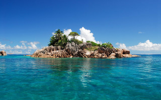 Island palm trees boat ocean - a small island in the middle of the ocean free wallpaper