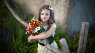 Girl bouquet portrait brown hair - a picture in front free wallpaper