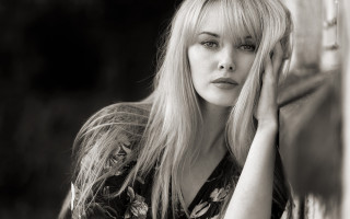 Woman leaning wall serious fiona - fiona stephenson free wallpaper