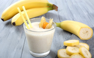 Banana smoothie glass bananas table - free holidays wallpaper