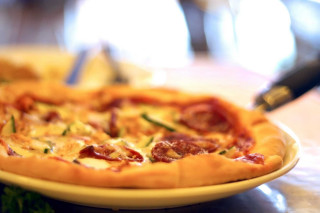 Pizza yellow plate table knife - a pizza free wallpaper