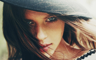 Woman hat frizzyhair wind greeneyes - perfect eye free wallpaper