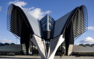 Futuristic building bird sculpture cityscape - modernism free wallpaper