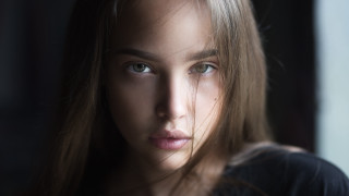 Elina karimova serious portrait brown - free textures wallpaper