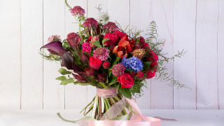 Bouquet pink ribbon wooden table - free valentines wallpaper