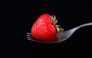 Fork strawberry black background food - end free wallpaper for desktop