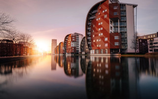 Red building reflection sunset city - a red building free wallpaper
