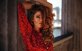 Woman leaning wall long hair 2 - long hair leaning against a wall free wallpaper