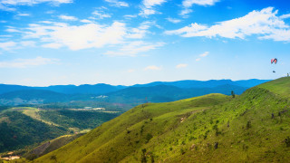 Kite flying grassy hill mountains - a grassy hill free wallpaper