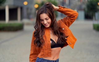 Smiling woman bikini shorts graffiti - graffiti free wallpaper