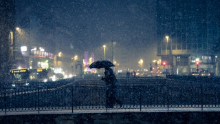 Bridge umbrella night citylights winter - city free wallpaper