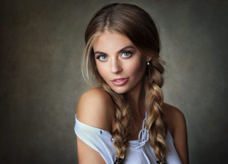 Anna hotchkis braid portrait photorealistic - a black background behind her free wallpaper