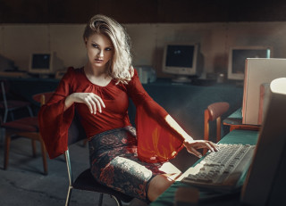 Woman red shirt desk computer - a desk free wallpaper for desktop