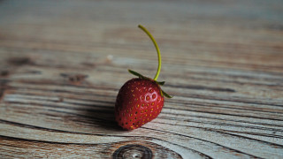 Strawberry knife fork wooden table - a wooden table next free wallpaper for desktop