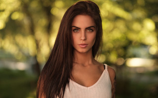 Aramenta park portrait blurry bokeh - free portrait wallpaper