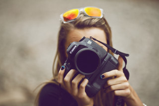 Woman camera sunglasses portrait blurry - a camera free wallpaper
