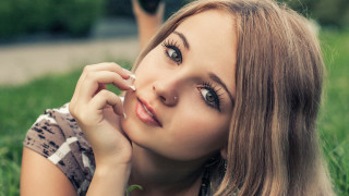 Woman grass cigarette portrait blurry - her mouth free wallpaper