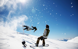 Man snowboard slope blue sky - a snowboard free wallpaper