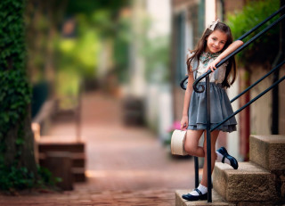 Little girl stairs smiling blue - a little girl free wallpaper
