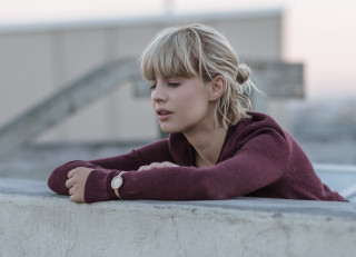 Woman leaning wall blonde portrait - free aesthetic wallpaper