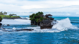 Large wave rocks island hut - a hut free wallpaper