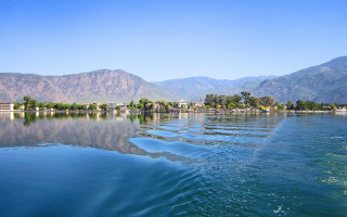 Lake mountains town shore reflection - exekia free wallpaper for desktop