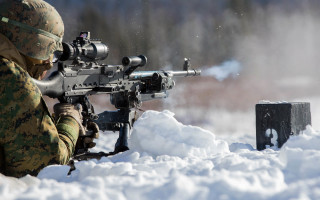 Soldier snow machinegun smoke cloud - full round face free wallpaper