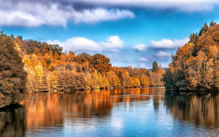 Lake trees blue sky clouds - free spring wallpaper