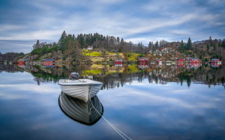 Boat lake mountain houses sky - calm free wallpaper for desktop