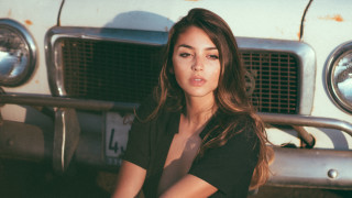 Woman car olive skin portrait - a license plate free wallpaper