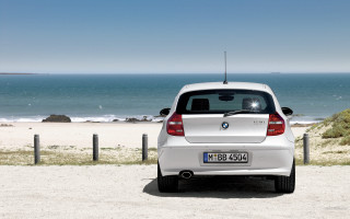 White car beach ocean fenced - a beach in the background free wallpaper
